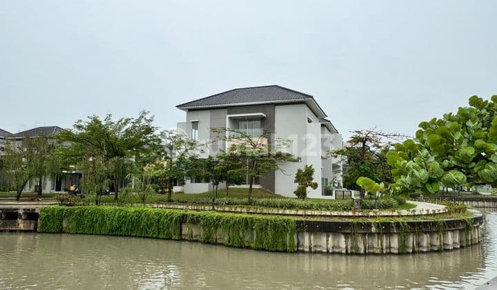 Rumah Hoek View Danau di cluster Piano, Golf Island, Jakarta Utara.