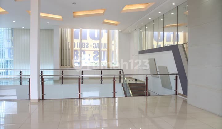 Kantor Luas Siap Pakai di Mainroad Bkr