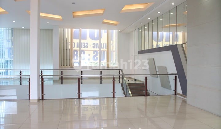 Kantor Luas Siap Pakai di Mainroad Bkr
