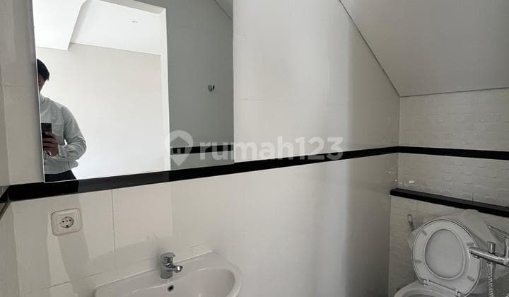 Rumah Baru Modern 2 Lantai Dekat Pusat Perbelanjaan