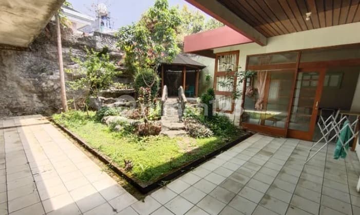 Rumah Luas dengan Ada Gazebo Area Jl Setrasari Kota Bandung