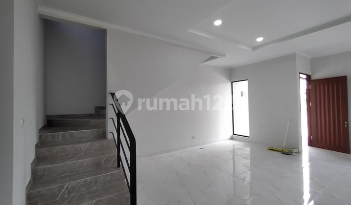A 2-story house in Batununggal Indah near the Buah Batu toll access.