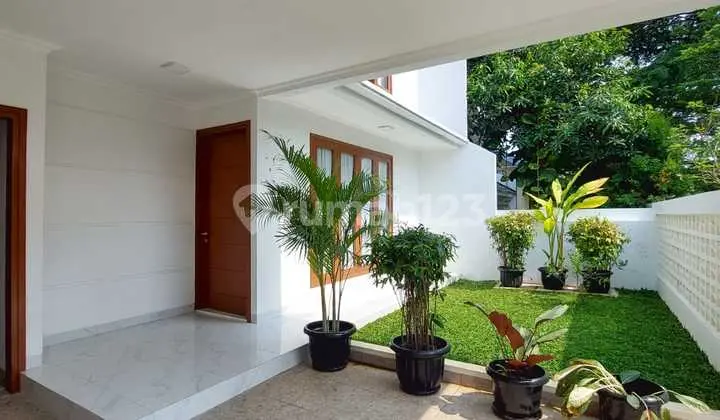 Brand new house in the Cinere complex near Cinere Mall.