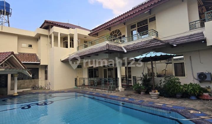 Rumah Hook Depan Taman Ada Kolam Renang Didalam Lokasi Bintaro-Jakarta Selatan