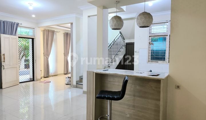 Jual Cepat, Rumah Rapih Semi Furnish Posisi Hoek di Sunter Paradise