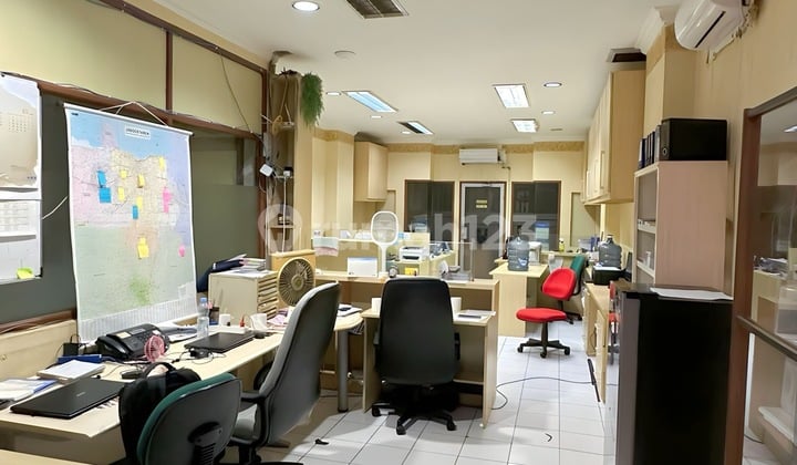 Dijual Cepat Ruko Lokasi Strategis di Area Mall Mutiara Taman Palem 4 Lantai