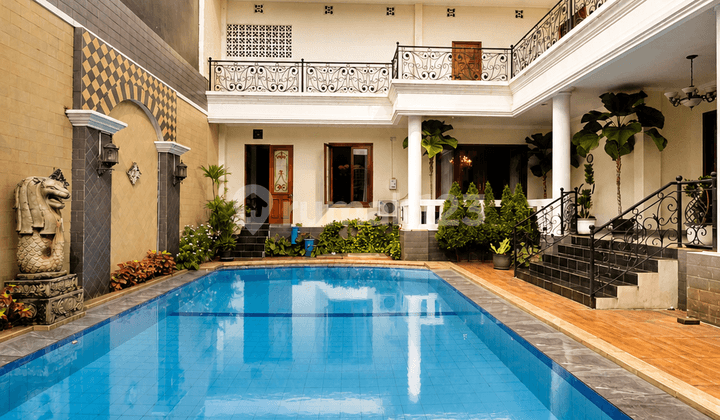 Luxury House with Swimming Pool for Sale in BSD City!