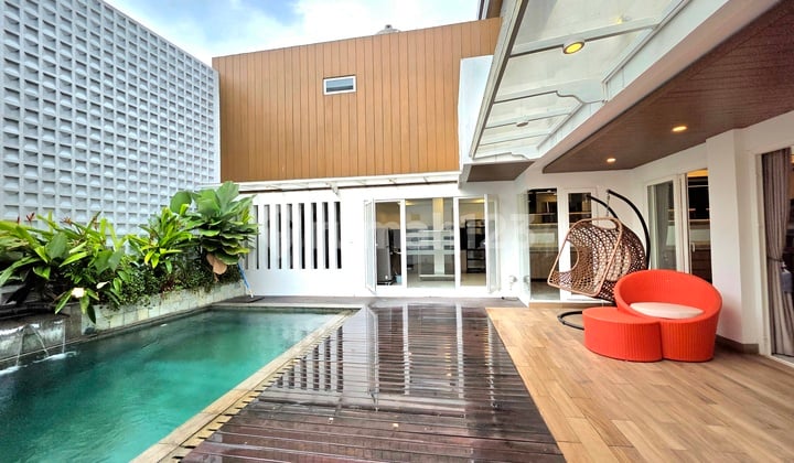 Dijual Rumah Furnished Dgn Kolam Renang di Bsd City !