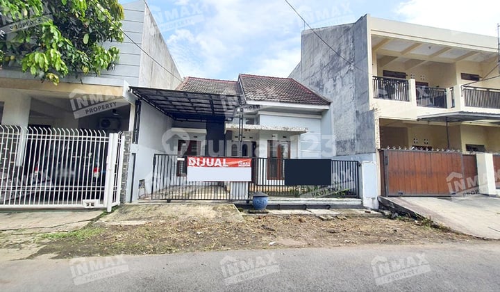 Minimalist House, 2-Story Building in a Strategic Location in the Bunga-Bunga Area.