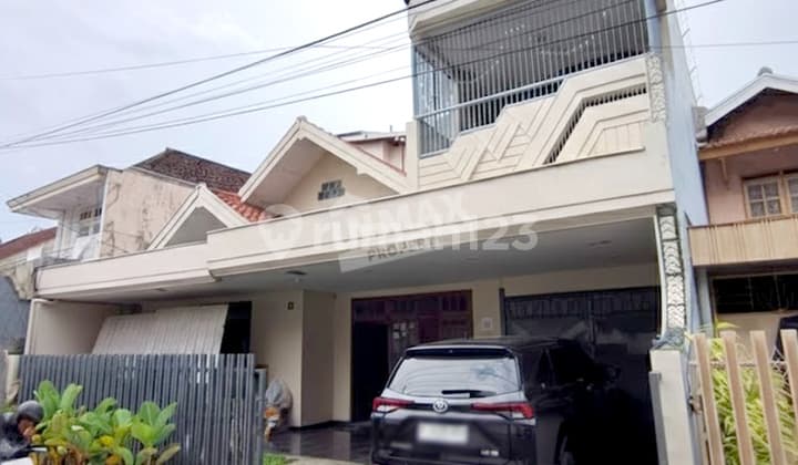 Rumah Luas, Kamar Banyak Lokasi Strategis Daerah Bunga - Bunga