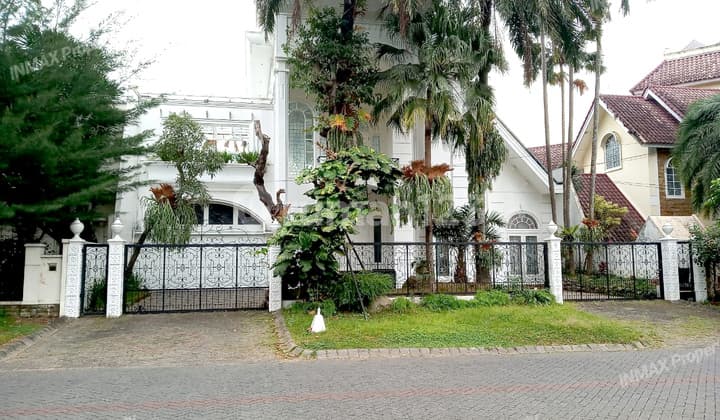 Rumah 2 Lantai Bagus Ada Kolam Renang SHM Araya Malang