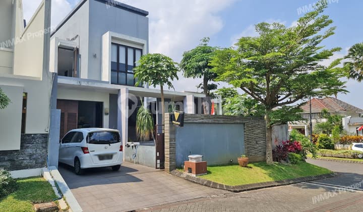 Rumah Mewah 2 Lantai Bagus Semi Furnished SHM di Istana Dieng, Malang