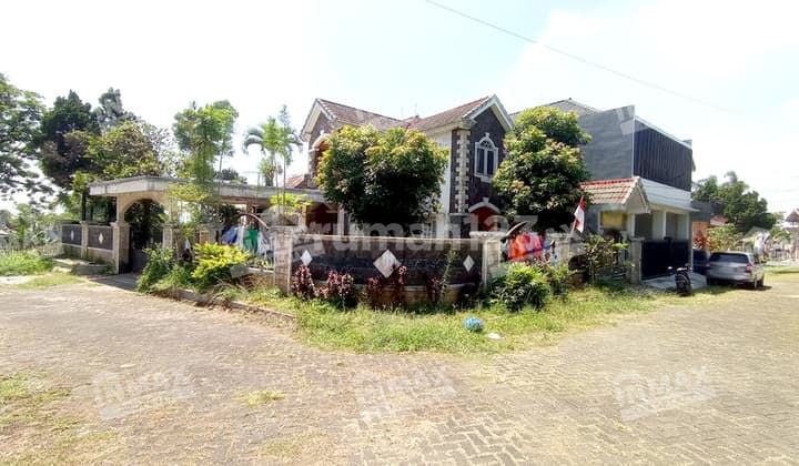 Rumah Pojok, Luas, Bangunan 2 Lantai Lokasi Di Tidar Villa Estate, Malang