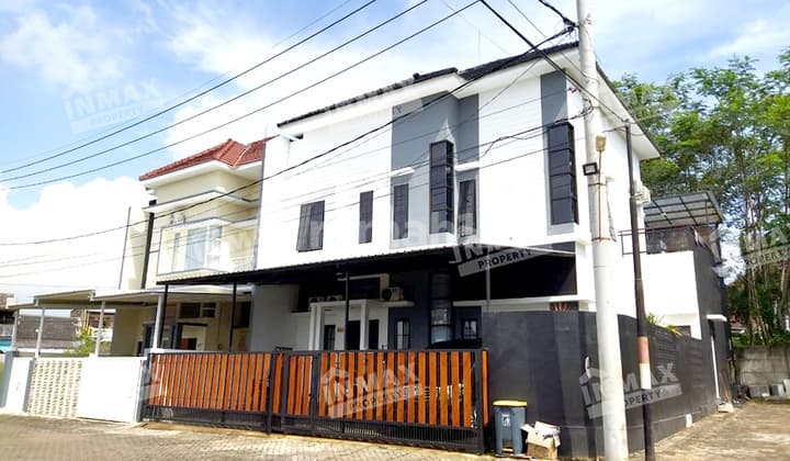 Classic Semi-Furnished House, Great Location at De Banna Residence Karangploso