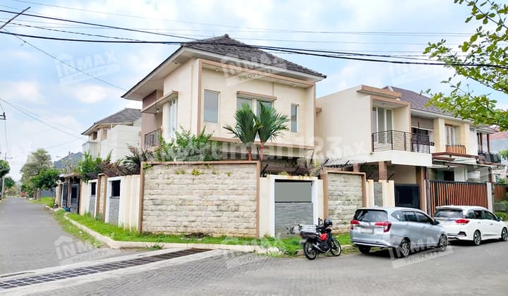 Luxury House, 2-Story Building, Hook Position in Blimbing Area, Malang City