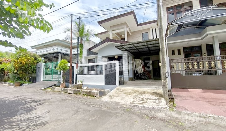 Rumah 2 Lantai, Bagus, Semifurnished Lokasi di Bukit Dieng