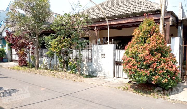 Spacious House, Wide Front Road in Karanglo Indah