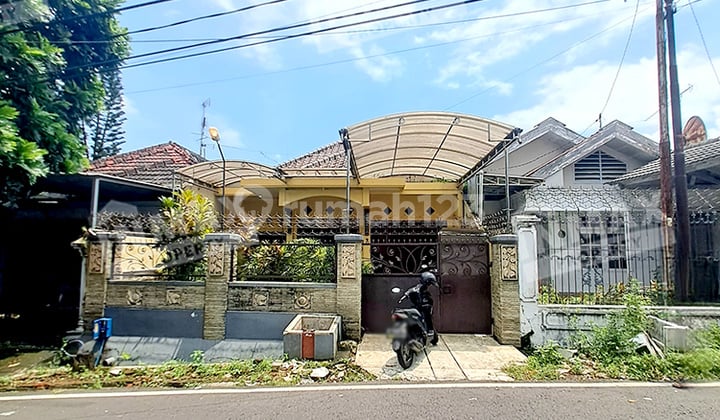 Minimalist House Many Rooms Strategic Location in Tidar, Malang