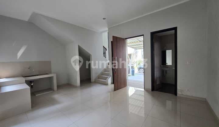 Sewa Rumah 2 Lantai Murah Bersih Siap Huni di Suvarna Sutera