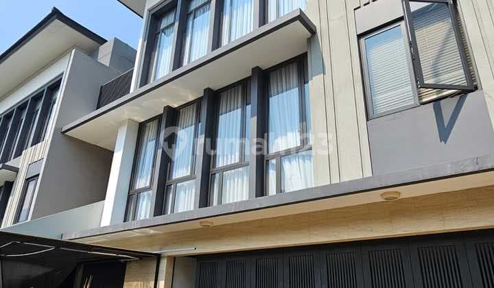 Rumah Mewah Ada Private Pool Dan Lift di Kawasan Elite Navapark