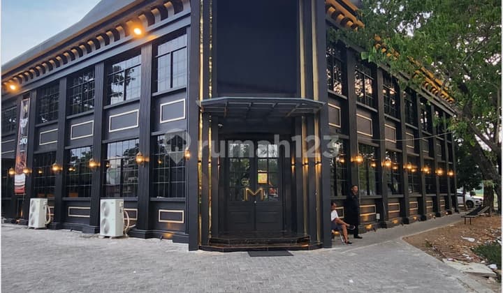 DINING LOUNGE DI RAYA BUKIT TELAGA GOLF LUAS TANAH 20X30METER DENGAN PARKIRAN LUAS DAN LUXURY INTERIOR