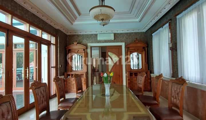 Rumah Mewah View Golf di Graha Family Ada Pool Luas 1.250m2