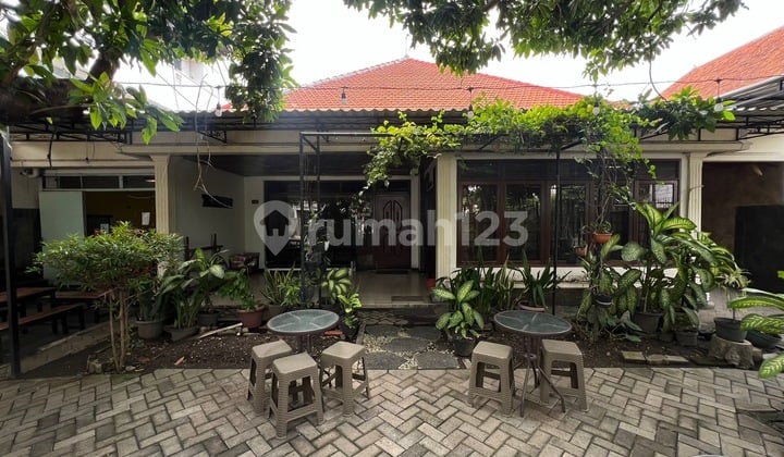 RUMAH KARTINI PUSAT KOTA DEKAT RAYA DARMO LEBAR 17METER LUAS 530M2 BANGUNAN 2 LANTAI ADA 6 KAMAR TIDUR