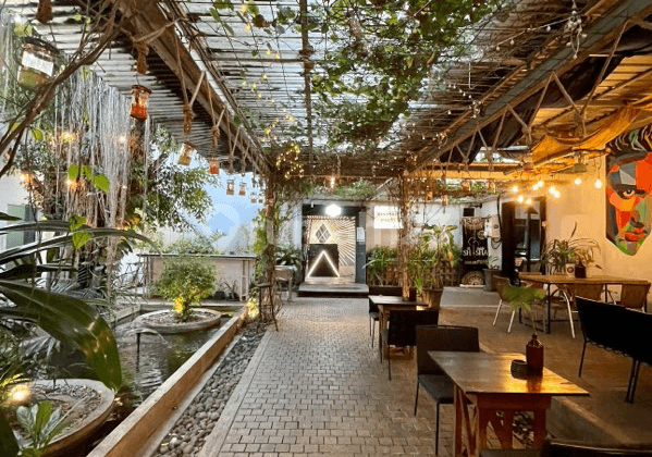 TANAH DAN BANGUNAN KOMERSIAL DI JALAN RAYA SUMATRA KECAMATAN GUBENG SURABAYA LUAS 3.383M2 BANGUNAN 1.5 LANTAI