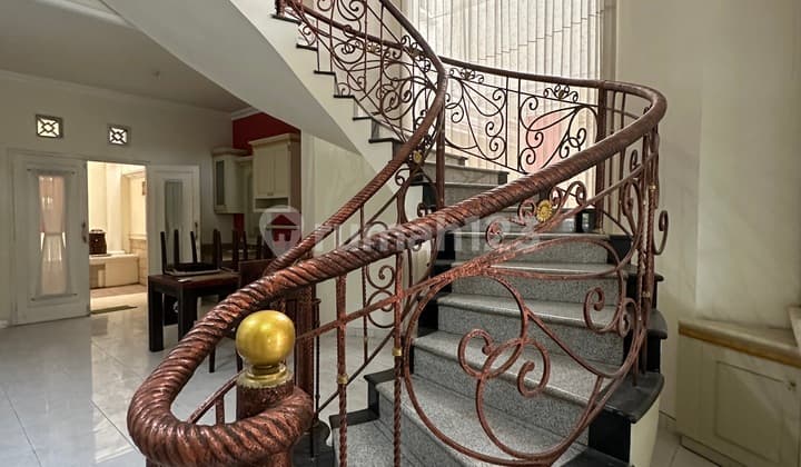 TENGGILIS UTARA 2-STORY HOUSE, SEMI-FURNISHED, 4+1 BEDROOMS, ROW CAR ACCESS FOR 3 CARS, JUST 2 MINUTES TO EXCELSO JEMURSARI.