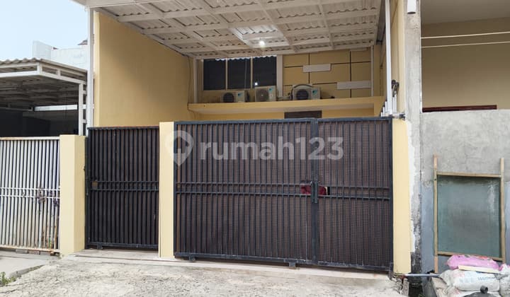 Medokan Ayu Utara house near Merr Oerr, dimensions 5x20 meters, has 2 bedrooms.