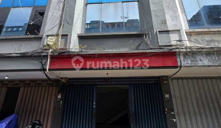 Ready-to-occupy Klampis Megah shophouse, already partitioned for office, 3 floors, 5,500-watt electricity.