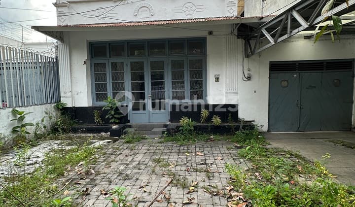 Rumah surabaya kota model Kolonial belanda di Raya Sumatra cocok cafe luas 600m2 ada 10 ruangan