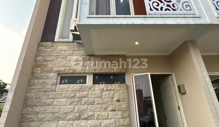 Puri Safira Grand Shanaya menganti gresik 2lantai ada 2KT furnish cantik, depan Pool