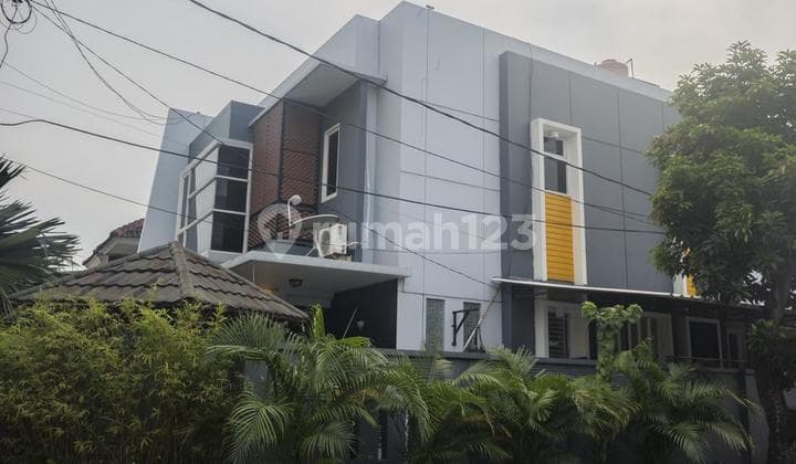 Hoek dan Rapih Rumah 3 Lantai Sektor 7A Gading Serpong