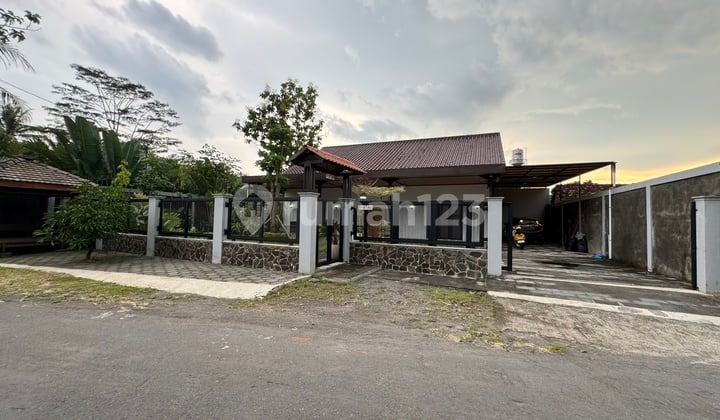 Rumah dengan Halaman Luas di Jl Palagan Km14