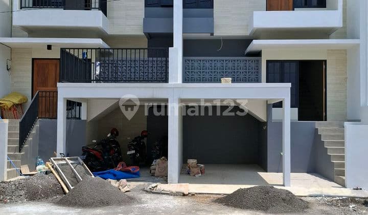 Ready-to-Occupy House with Balcony in Banyumanik, Good SHM