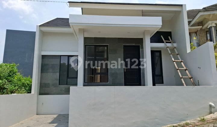 Ready-to-Occupy Grafika House in Banyumanik with Good SHM