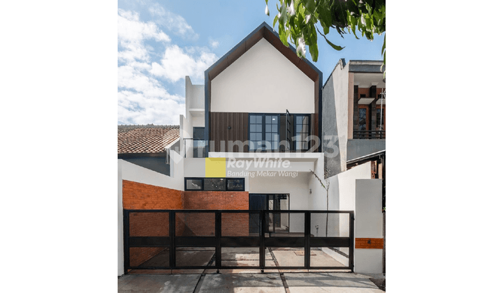 Strategic Modern Tropical New House Antapani