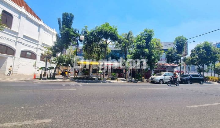 BUILDING ON JL. TUNJUNGAN CITY CENTER VERY STRATEGIC LOCATION near Basuki Rahmat, Embong Malang, Sudirman Commander business and commercial center.