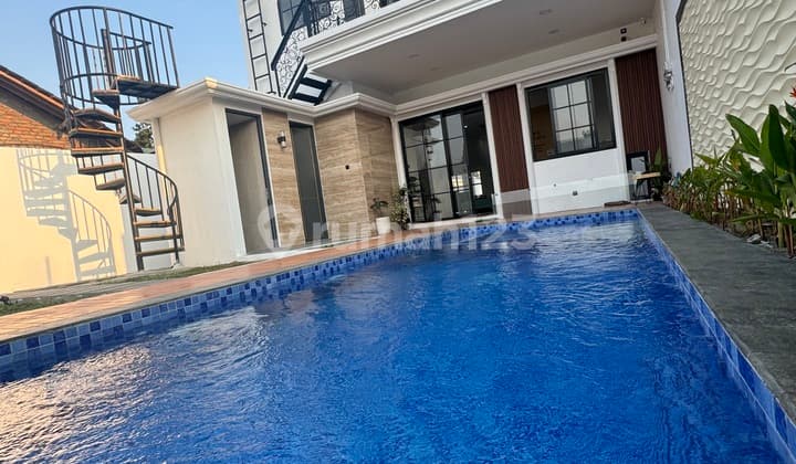 Luxury Residence in Jogja with SHM (Certificate of Ownership) Including Private Pool in Gamping, Sleman