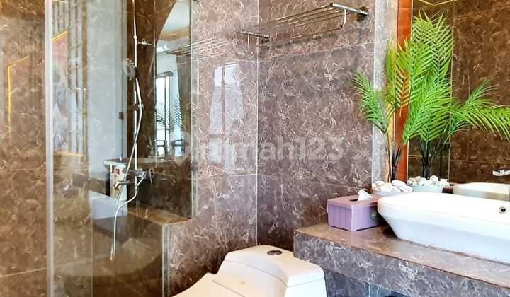 Luxury House with Pool in Alam Sutera, Area 300 m2