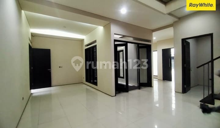 Dijual Rumah 2 Lantai SHM di Tenggilis Utara Surabaya