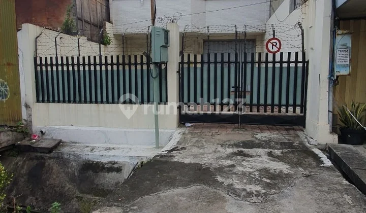 Disewakan Rumah 3 lantai di Jalan Kedungsari Surabaya Pusat Disewakan Rumah 3 lantai di Jalan Kedungsari Surabaya Pusat