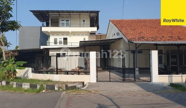 Disewakan Rumah 2,5 Lantai di Jemur Andayani Surabaya Disewakan Rumah 2,5 Lantai di Jemur Andayani Surabaya