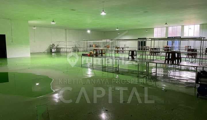 Clean and Ready-to-Use Warehouse on Mainroad Moch Toha Near Toll Access.