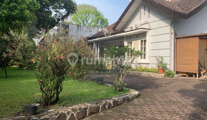 1-Storey House in Hegarmanah, Scenic Environment