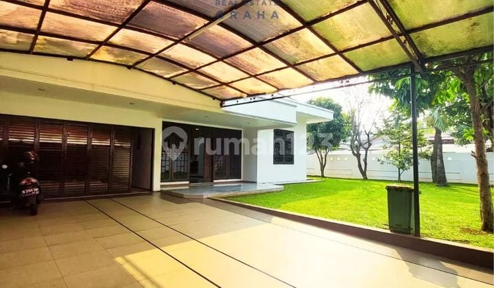 A comfortable and spacious house in a very strategic location.