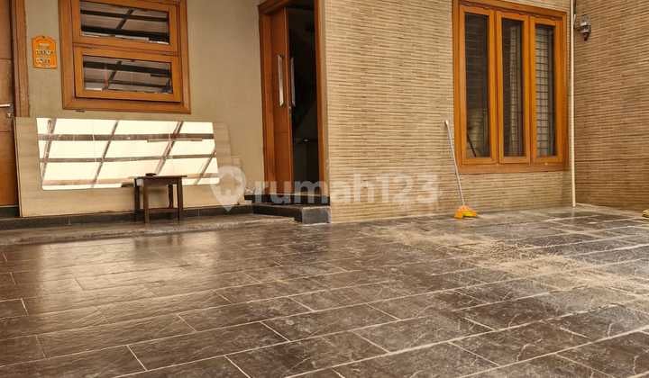 Rumah Dua Lantai di Lokasi Yg Sangat Strategis