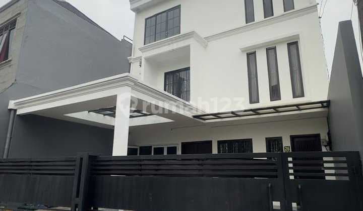3-Storey House with Swimming Pool in Bumi Puspitek Asri BSD.