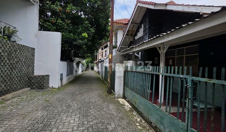 Rumah Lama Hitung Tanah di Lokasi Bagus dan Tenang